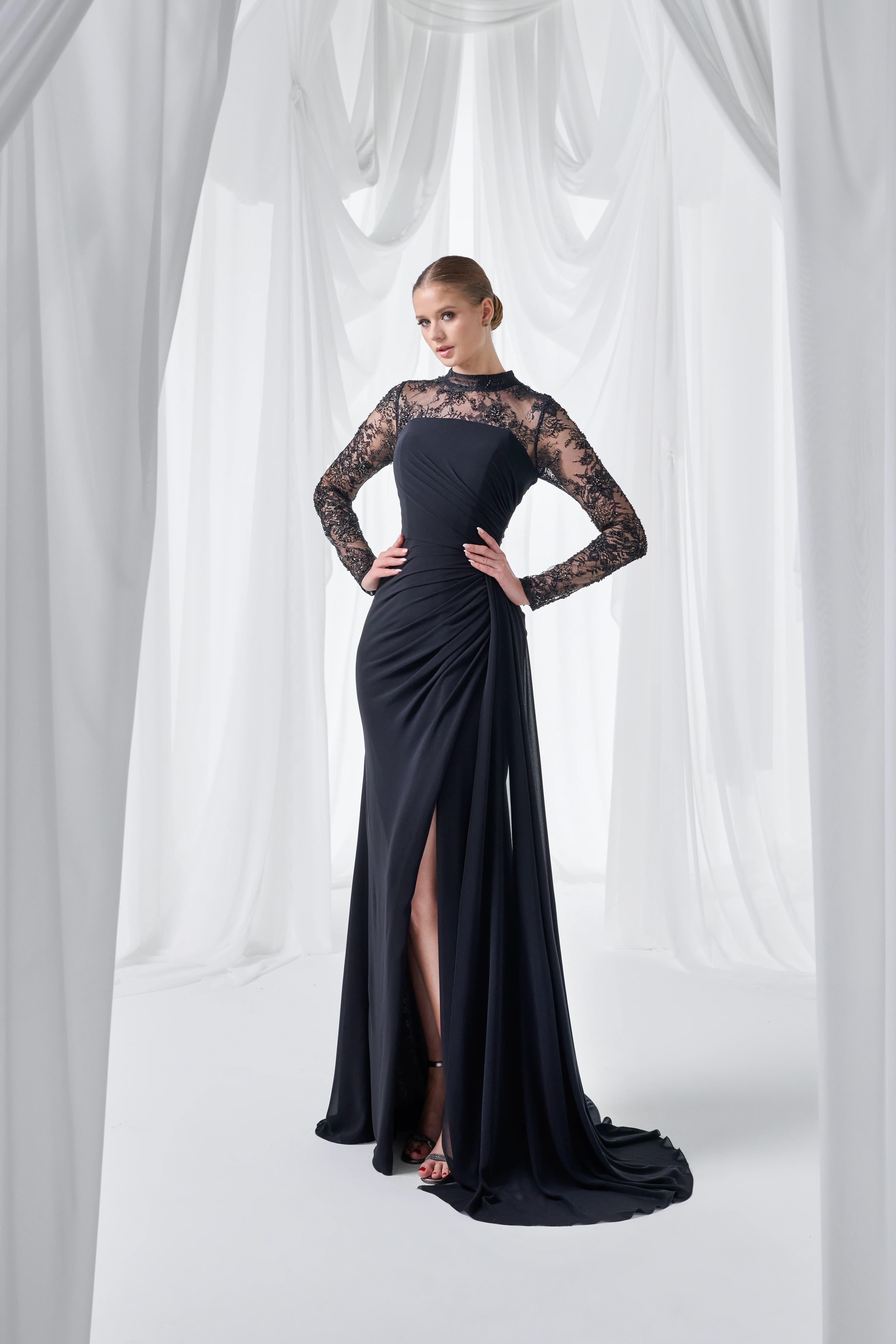 Kolları Dantel Detaylı, Krep Kumaş, Balık Model Elbise